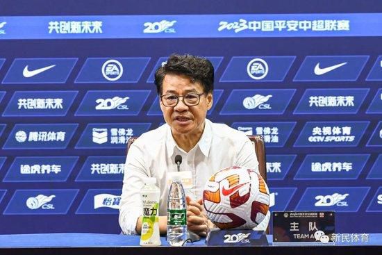 他扒开我内裤摸到流水